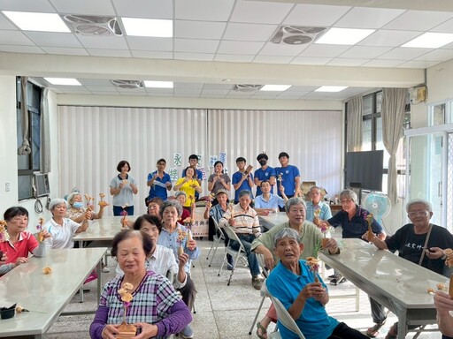 永安社區綠色照顧跨域活動手作木玫瑰感受療癒與溫暖