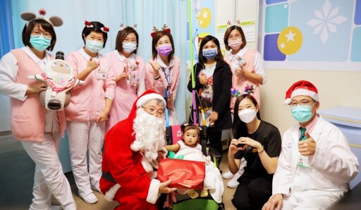 寒冬送暖 瑞信兒童醫療基金會2023聖誕歡樂列車傳愛祝福到竹市立馬偕兒童醫院