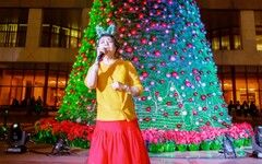 「愛在最高點」聲樂家簡文秀暖唱奇異恩典 億光智能捐贈12米高聖誕樹成為文化打卡新景點