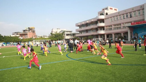 東芳國小人工草皮足球場啟用 親子野餐足球王體驗