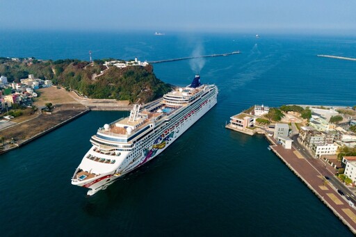 高雄港迎接首度雙郵輪到港 | 里維拉號與挪威寶石號帶來3千名國際旅客