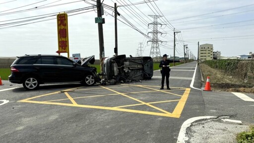 小客車對撞翻車！湖內警即刻救援 幸均無生命危險