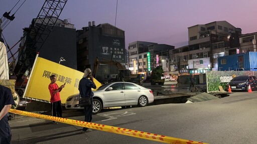 臺南路面塌陷急修！黃偉哲市長提前回台坐鎮