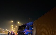 國道1號貨櫃車因爆胎撞擊分隔帶緩衝設施