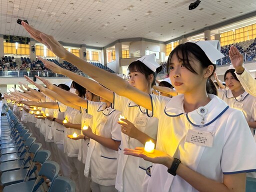 護理無國界！輔英科大近500位準白衣天使加冠 國際學生引注目