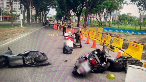 高雄前鎮區路面疑一公尺裂痕高低差釀三車追撞