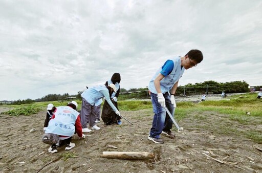 愛地球、淨灘趣 台電新竹區處志工隊「幸福沙灣」淨灘近百公斤海廢垃圾