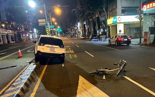 疑紅黃燈變換時進入路口 男子遭自小客車撞擊輾斃