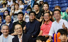 「VICTOR 2024 高雄羽球大師賽 」陳其邁偕戴爸出席觀賽頒獎