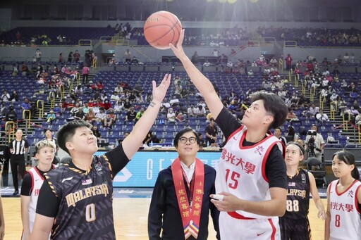 陳其邁為2024年佛光盃大學籃球邀請賽開球