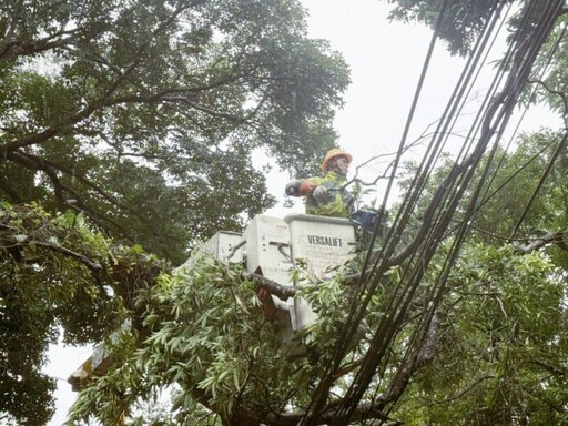 「凱米颱風」重創新竹山區 台電新竹增派人力機具設備搶修力拼全面復電
