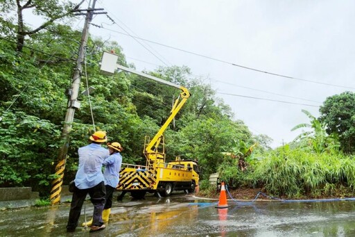 台電新竹區處連二日冒雨搶修停電 新竹地區晚間19:30全數恢復供電！