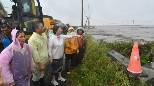 彰化縣長視察大城鄉颱風天淹水 勸離安置危險地區村民