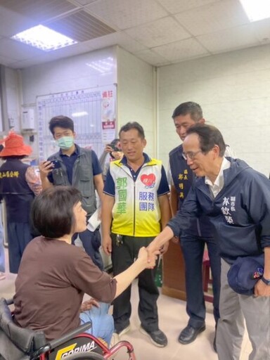 三位副市長訪視颱風災區 解說市府簡化補助申請程序