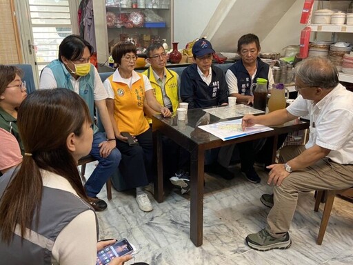 三位副市長訪視颱風災區 解說市府簡化補助申請程序