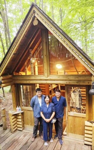 肯定染布在環保、在地及自然多樣色彩 卓也小屋插旗日本北海道精靈露台開店揭幕