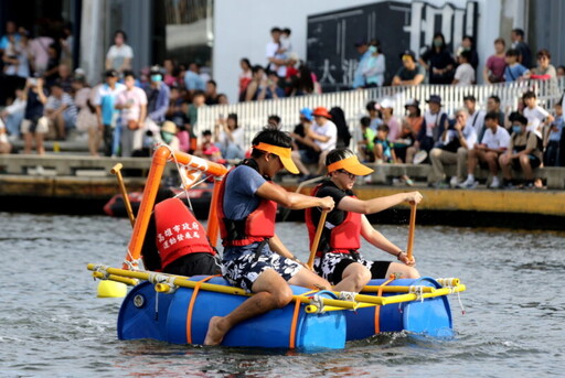 創意船筏齊聚大港橋 高雄海洋派對掀水域運動熱