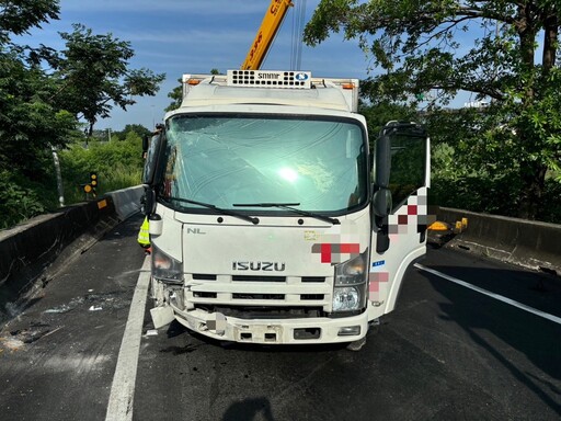 國道1號小貨車側翻 貨物散落幸無人傷