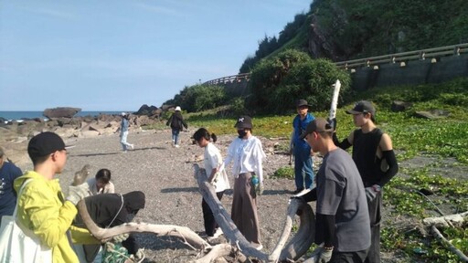 高雄大學藝創系海廢藝術營 打造牡丹灣環保新地標