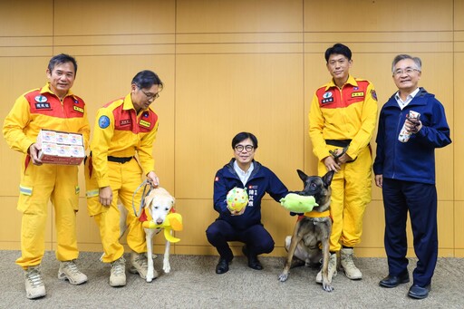 市政會議表揚優秀團體 陳其邁親餵搜救犬零食互動溫馨