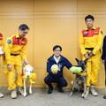 市政會議表揚優秀團體 陳其邁親餵搜救犬零食互動溫馨