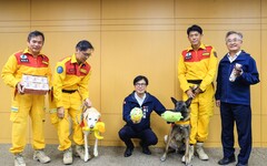 市政會議表揚優秀團體 陳其邁親餵搜救犬零食互動溫馨