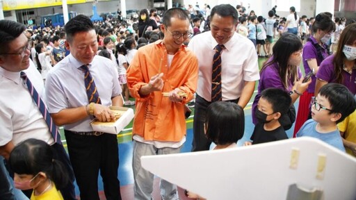 民生國小教師節敬師活動 浩子回母校拔智慧筆傳承感恩