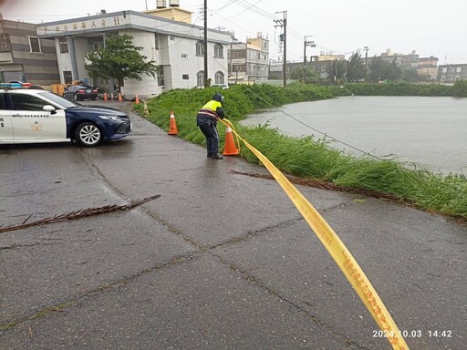 岡山警巡邏發現電線滑落 颱風天及時設置封鎖線保護民眾安全