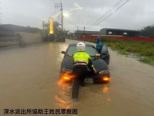 強颱侵襲阻通行 岡山分局暖警守護成最美畫面