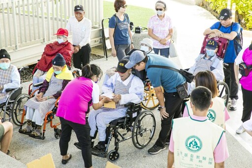 二基醫院護理之家慶祝重陽節 住民漫步海空步道共創美好回憶