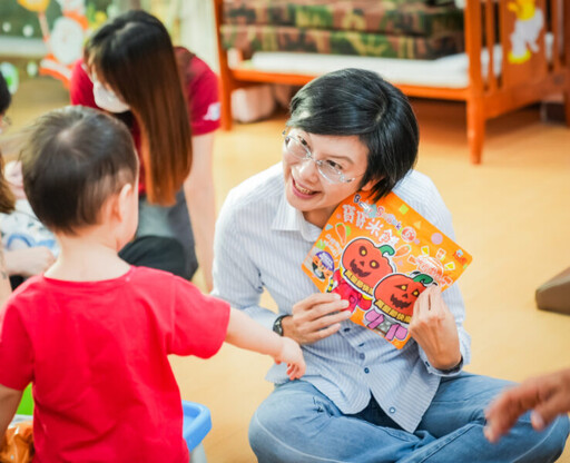 愛心不分節日 林岱樺贈寶寶餅乾溫暖高雄弱勢兒童