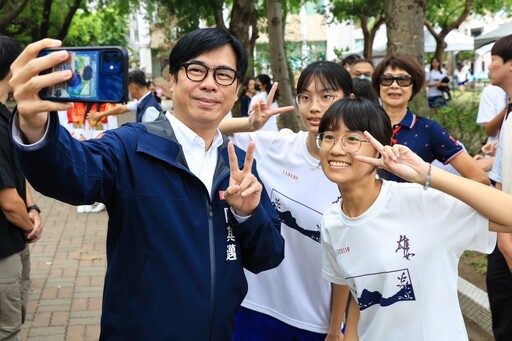 出席高雄女中百年校慶 陳其邁回憶高中時光感嘆「生不逢時」