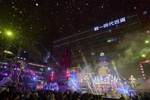 夢時代聖誕奇幻旅程 「愛·Sharing」燈光秀驚艷高雄⁠