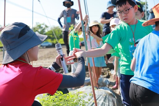 高雄青農開發全台首創番茄教具 實踐農業創新教學