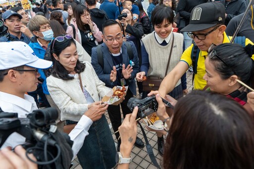 高雄鹹酥雞嘉年華創紀錄！10萬人潮擠爆大遠百追夢廣場