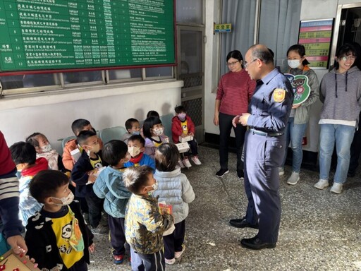 幼兒園及身障中心聖誕報佳音 岡山分局寓教於樂推防詐宣導