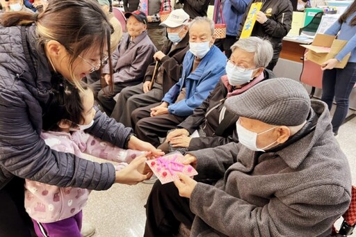 蛇麼都如意、蛇麼都開心 新竹榮服處攜手清大附小萌娃迎春向榮民長輩拜早年