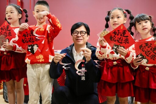 高雄蛇年限定春聯開箱 陳其邁祝市民好運蛇進來