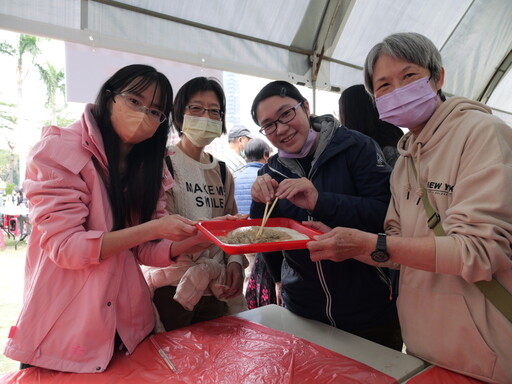 【米食饗宴】千人蛇飯糰迎新春 高雄中央公園展現創意米食魅力