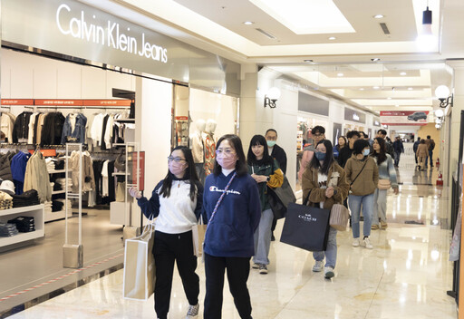 新春開紅盤！義大Outlet20品牌稱霸南台灣 國際遊客擠爆商場