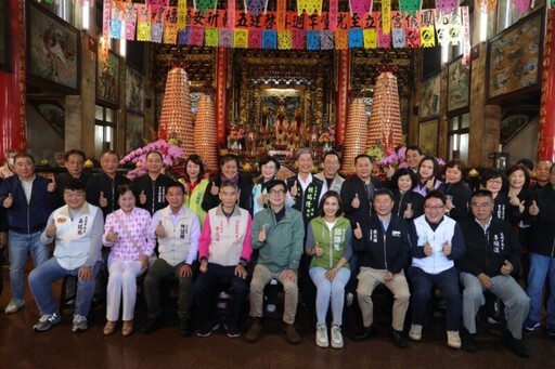 大年初四迎財神 陳其邁參香走春發紅包財源「蛇」進來