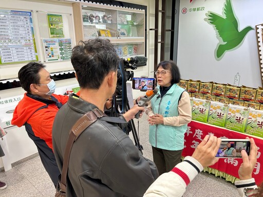 關懷不間斷！臺南郵局春節送暖 讓愛走進獨居長者家中