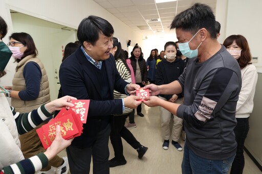 高雄大學團拜送暖！校長陳啓仁率團隊發「金蛇迎春」紅包賀新年