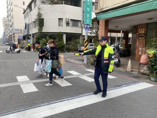 鹽埕警分局護童專案啟動 守護學童安全上學去