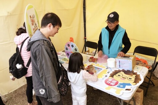 結合東興圳光藝節宣導反貪 竹縣文化局廉能攤位闖關遊戲與民熱情互動