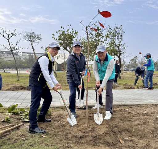 雲管處攜手13單位植樹 北門遊客中心綠意飄揚