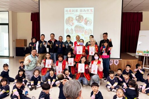 新豐鄉農會共襄華山新豐站18週年 104歲模範農民宋增土阿公化身財神爺發放購物金給長者