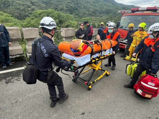 瑪夏區車禍救援演練 提升消防員山區救援效率