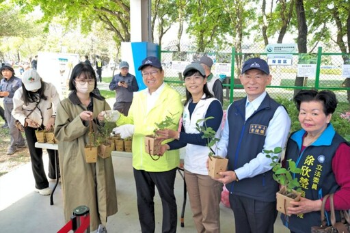 林保署新竹分署攜手新竹縣府植樹贈苗 頒發尖石鄉養老yulu文化生態發展協會甲等社區獎