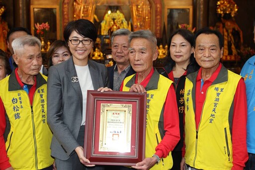 埔里地母廟200萬善款扶弱 許縣長贈「地母慈悲」匾額